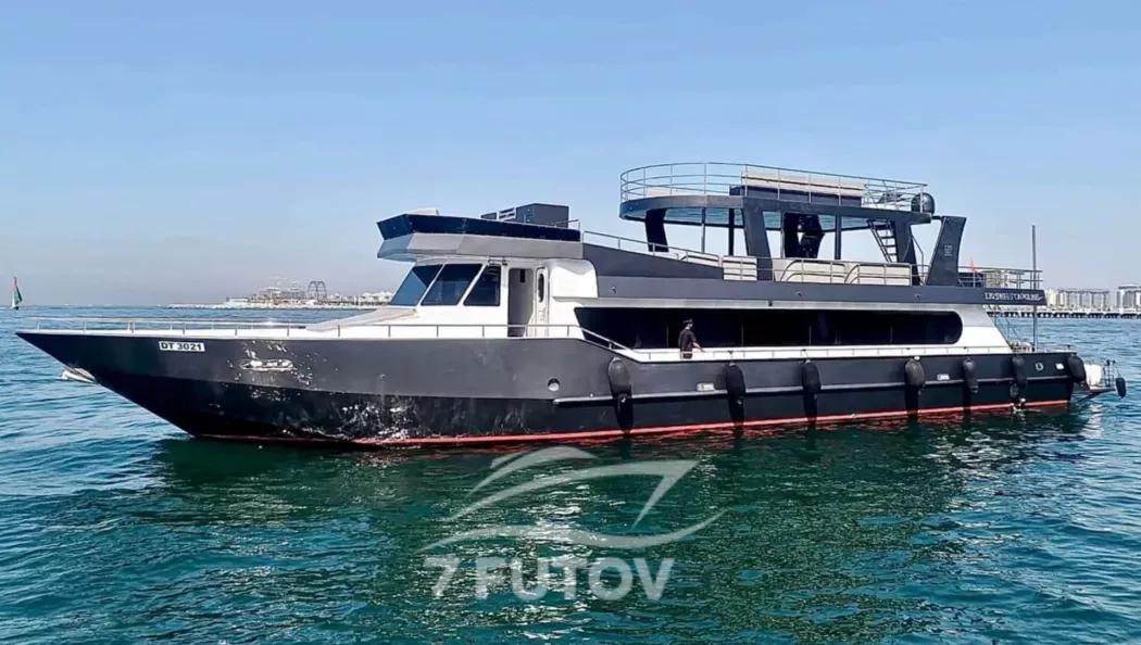 Sweet Caroline 125 - 38-метровая яхта на 150 гостей из Dubai Harbour. Свадьбы, дни рождения, корпоративы и бренд-ивенты, маршруты Джумейра, Palm, Atlantis. Кейтеринг на борту.