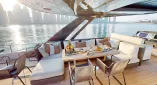 Яхта Ferretti 780 Crystal — роскошь и комфорт для 20 гостей. 4 каюты, флайбридж, идеальна для корпоративов, свадеб и торжеств в Дубае.