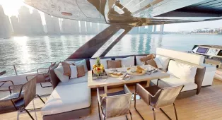 Яхта Ferretti 780 Crystal - роскошь и комфорт для 20 гостей. 4 каюты, флайбридж, идеальна для корпоративов, свадеб и торжеств в Дубае.