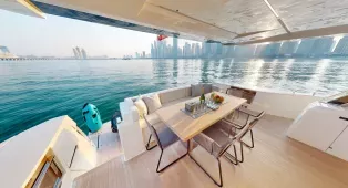 Яхта Ferretti 780 Crystal - роскошь и комфорт для 20 гостей. 4 каюты, флайбридж, идеальна для корпоративов, свадеб и торжеств в Дубае.