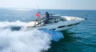Аренда стильной яхты Pershing 5X White в Дубае. Яхта 2019 года, 16 м, на 8 гостей, 2 каюты. Идеальна для праздников, семейного отдыха и ярких впечатлений.