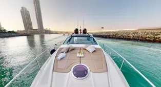 Аренда стильной яхты Pershing 5X White в Дубае. Яхта 2019 года, 16 м, на 8 гостей, 2 каюты. Идеальна для праздников, семейного отдыха и ярких впечатлений.