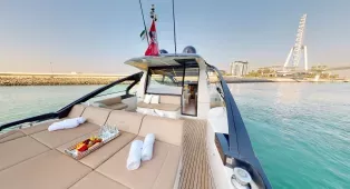 Аренда стильной яхты Pershing 5X White в Дубае. Яхта 2019 года, 16 м, на 8 гостей, 2 каюты. Идеальна для праздников, семейного отдыха и ярких впечатлений.