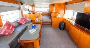 Водная прогулка на яхте Azimut 62 в Дубае для 20 гостей. Идеальна для деловых встреч, свадеб, юбилеев и романтических прогулок.