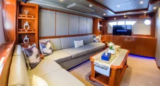 Водная прогулка на яхте Azimut 62 в Дубае для 20 гостей. Идеальна для деловых встреч, свадеб, юбилеев и романтических прогулок.