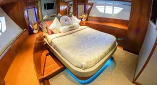 Водная прогулка на яхте Azimut 62 в Дубае для 20 гостей. Идеальна для деловых встреч, свадеб, юбилеев и романтических прогулок.