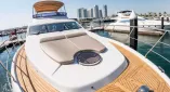 Водная прогулка на яхте Azimut 62 в Дубае для 20 гостей. Идеальна для деловых встреч, свадеб, юбилеев и романтических прогулок.