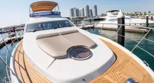 Водная прогулка на яхте Azimut 62 в Дубае для 20 гостей. Идеальна для деловых встреч, свадеб, юбилеев и романтических прогулок.