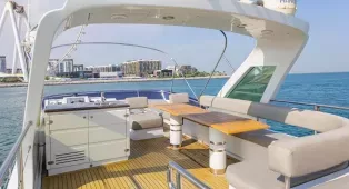 Водная прогулка на яхте Azimut 62 в Дубае для 20 гостей. Идеальна для деловых встреч, свадеб, юбилеев и романтических прогулок.