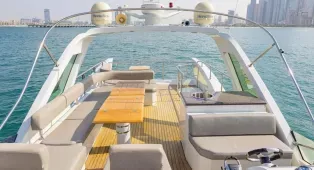 Водная прогулка на яхте Azimut 62 в Дубае для 20 гостей. Идеальна для деловых встреч, свадеб, юбилеев и романтических прогулок.