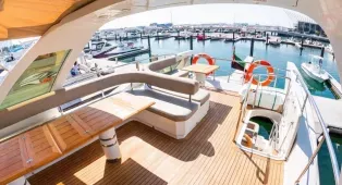 Водная прогулка на яхте Azimut 62 в Дубае для 20 гостей. Идеальна для деловых встреч, свадеб, юбилеев и романтических прогулок.
