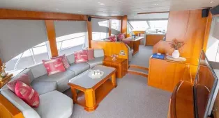 Водная прогулка на яхте Azimut 62 в Дубае для 20 гостей. Идеальна для деловых встреч, свадеб, юбилеев и романтических прогулок.