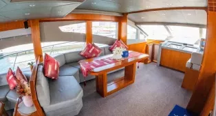 Водная прогулка на яхте Azimut 62 в Дубае для 20 гостей. Идеальна для деловых встреч, свадеб, юбилеев и романтических прогулок.