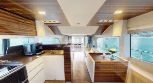 Роскошная яхта Ferretti 670 в Дубае на 15 гостей с 3 каютами. Подходит для вечеринок, романтики, семейных или корпоративных встреч.
