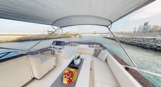 Роскошная яхта Ferretti 670 в Дубае на 15 гостей с 3 каютами. Подходит для вечеринок, романтики, семейных или корпоративных встреч.