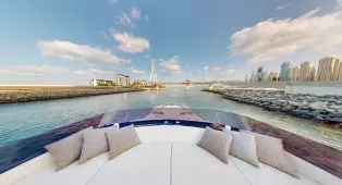 Роскошная яхта Ferretti 670 в Дубае на 15 гостей с 3 каютами. Подходит для вечеринок, романтики, семейных или корпоративных встреч.
