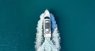 Роскошная яхта Ferretti 670 в Дубае на 15 гостей с 3 каютами. Подходит для вечеринок, романтики, семейных или корпоративных встреч.