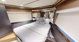 Роскошная яхта Ferretti 670 в Дубае на 15 гостей с 3 каютами. Подходит для вечеринок, романтики, семейных или корпоративных встреч.