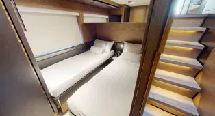 Роскошная яхта Ferretti 670 в Дубае на 15 гостей с 3 каютами. Подходит для вечеринок, романтики, семейных или корпоративных встреч.
