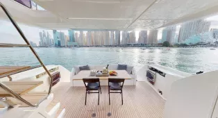 Роскошная яхта Ferretti 670 в Дубае на 15 гостей с 3 каютами. Подходит для вечеринок, романтики, семейных или корпоративных встреч.