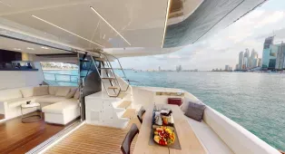 Роскошная яхта Ferretti 670 в Дубае на 15 гостей с 3 каютами. Подходит для вечеринок, романтики, семейных или корпоративных встреч.