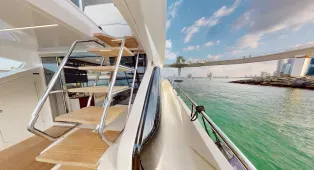 Роскошная яхта Ferretti 670 в Дубае на 15 гостей с 3 каютами. Подходит для вечеринок, романтики, семейных или корпоративных встреч.