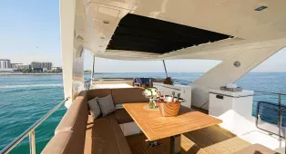 Яхта Galeon 780 Crystal в Дубае, 24 метра, 15 гостей, 4 каюты. Идеальна для корпоративов, вечеринок и торжеств с панорамным видом на город.