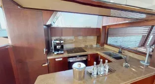 Яхта Galeon 780 Crystal в Дубае, 24 метра, 15 гостей, 4 каюты. Идеальна для корпоративов, вечеринок и торжеств с панорамным видом на город.