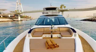 Яхта Galeon 780 Crystal в Дубае, 24 метра, 15 гостей, 4 каюты. Идеальна для корпоративов, вечеринок и торжеств с панорамным видом на город.