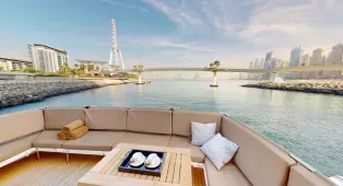 Яхта Galeon 780 Crystal в Дубае, 24 метра, 15 гостей, 4 каюты. Идеальна для корпоративов, вечеринок и торжеств с панорамным видом на город.