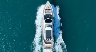 Яхта Galeon 780 Crystal в Дубае, 24 метра, 15 гостей, 4 каюты. Идеальна для корпоративов, вечеринок и торжеств с панорамным видом на город.