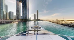 Яхта Galeon 780 Crystal в Дубае, 24 метра, 15 гостей, 4 каюты. Идеальна для корпоративов, вечеринок и торжеств с панорамным видом на город.