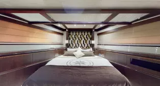 Яхта Galeon 780 Crystal в Дубае, 24 метра, 15 гостей, 4 каюты. Идеальна для корпоративов, вечеринок и торжеств с панорамным видом на город.