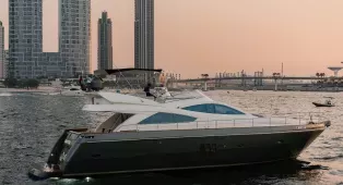 Водная прогулка на яхте Grey Shark в Дубае. Яхта на 12 гостей с 3 каютами, обновлённая в 2024 году, подходит для отдыха и мероприятий.