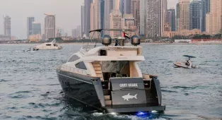 Водная прогулка на яхте Grey Shark в Дубае. Яхта на 12 гостей с 3 каютами, обновлённая в 2024 году, подходит для отдыха и мероприятий.