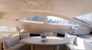 Водная прогулка на яхте Grey Shark в Дубае. Яхта на 12 гостей с 3 каютами, обновлённая в 2024 году, подходит для отдыха и мероприятий.