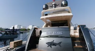 Водная прогулка на яхте Grey Shark в Дубае. Яхта на 12 гостей с 3 каютами, обновлённая в 2024 году, подходит для отдыха и мероприятий.