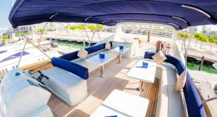 Astra 76 - золотистая яхта 23 м для компаний до 45 гостей из Dubai Harbour. Свадьбы, дни рождения, романтические свидания, девичники, мальчишники, бизнес-встречи и корпоративы. Кейтеринг на борту.