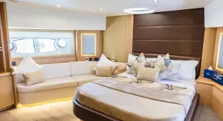 Astra 76 - золотистая яхта 23 м для компаний до 45 гостей из Dubai Harbour. Свадьбы, дни рождения, романтические свидания, девичники, мальчишники, бизнес-встречи и корпоративы. Кейтеринг на борту.