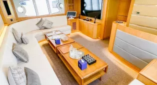 Astra 76 - золотистая яхта 23 м для компаний до 45 гостей из Dubai Harbour. Свадьбы, дни рождения, романтические свидания, девичники, мальчишники, бизнес-встречи и корпоративы. Кейтеринг на борту.