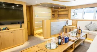 Astra 76 - золотистая яхта 23 м для компаний до 45 гостей из Dubai Harbour. Свадьбы, дни рождения, романтические свидания, девичники, мальчишники, бизнес-встречи и корпоративы. Кейтеринг на борту.