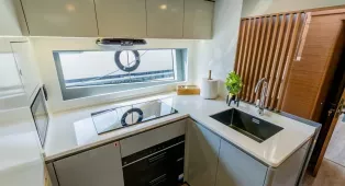 Аренда яхты Sky Walker 63 в Дубае: 20 м, до 25 гостей, причал Dubai Harbour. Свадьбы, дни рождения, свидания, девичники, мальчишники, бизнес-встречи, корпоративы. Кейтеринг.