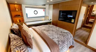 Аренда яхты Sky Walker 63 в Дубае: 20 м, до 25 гостей, причал Dubai Harbour. Свадьбы, дни рождения, свидания, девичники, мальчишники, бизнес-встречи, корпоративы. Кейтеринг.