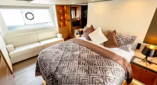 Аренда яхты Sky Walker 63 в Дубае: 20 м, до 25 гостей, причал Dubai Harbour. Свадьбы, дни рождения, свидания, девичники, мальчишники, бизнес-встречи, корпоративы. Кейтеринг.