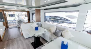 Аренда яхты Sky Walker 63 в Дубае: 20 м, до 25 гостей, причал Dubai Harbour. Свадьбы, дни рождения, свидания, девичники, мальчишники, бизнес-встречи, корпоративы. Кейтеринг.