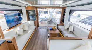 Аренда яхты Sky Walker 63 в Дубае: 20 м, до 25 гостей, причал Dubai Harbour. Свадьбы, дни рождения, свидания, девичники, мальчишники, бизнес-встречи, корпоративы. Кейтеринг.