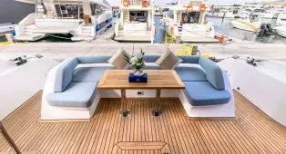 Аренда яхты Sky Walker 63 в Дубае: 20 м, до 25 гостей, причал Dubai Harbour. Свадьбы, дни рождения, свидания, девичники, мальчишники, бизнес-встречи, корпоративы. Кейтеринг.