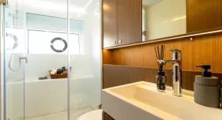 Аренда яхты Sky Walker 63 в Дубае: 20 м, до 25 гостей, причал Dubai Harbour. Свадьбы, дни рождения, свидания, девичники, мальчишники, бизнес-встречи, корпоративы. Кейтеринг.