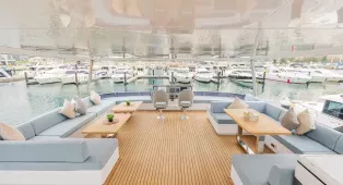 Водная прогулка на катамаране Sky Walker 60 в Дубае. Катамаран на 40 гостей, идеален для свадеб, корпоративов, дней рождения и крупных мероприятий.