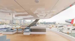 Водная прогулка на катамаране Sky Walker 60 в Дубае. Катамаран на 40 гостей, идеален для свадеб, корпоративов, дней рождения и крупных мероприятий.